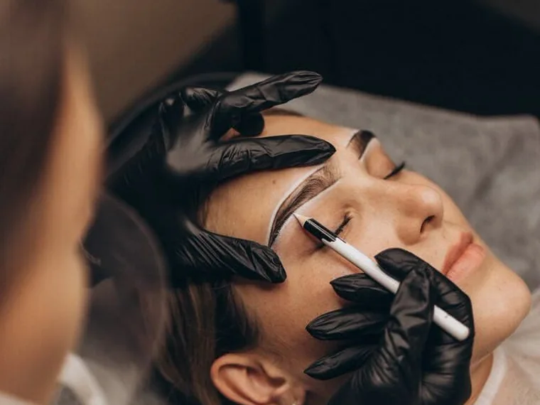 Sesión de micropigmentación de cejas: diseño y trazo sobre la ceja de una clienta